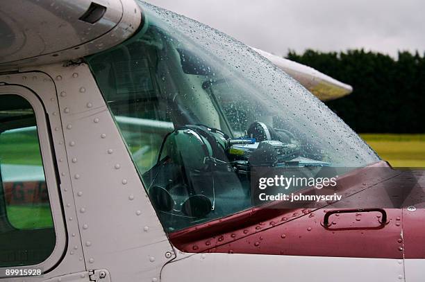 cessna cockpit... - aeroplane dashboard stock pictures, royalty-free photos & images