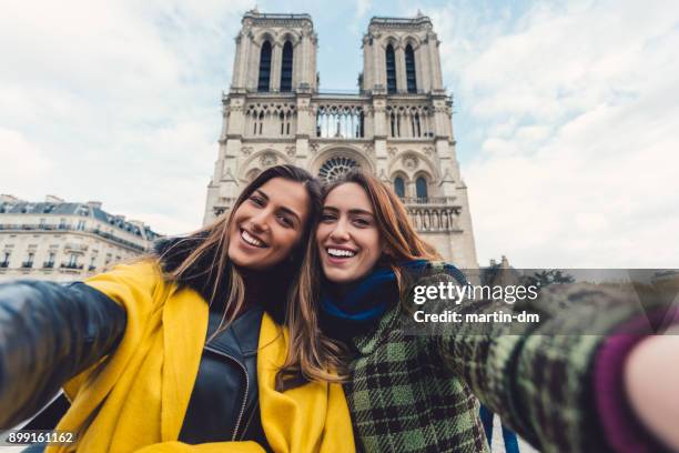 vrienden in parijs nemen selfie - holiday trip european city stockfoto's en -beelden