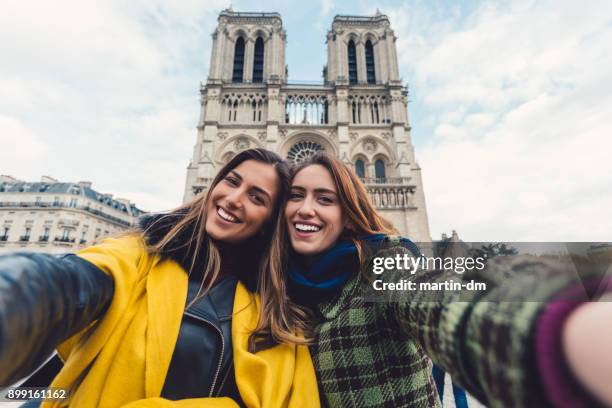 amigos tirando fotografia de si mesmo em paris - notre dame de paris - fotografias e filmes do acervo