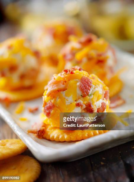 mordedura de bacón y queso cheddar bola de queso con galletas - amuse bouche fotografías e imágenes de stock