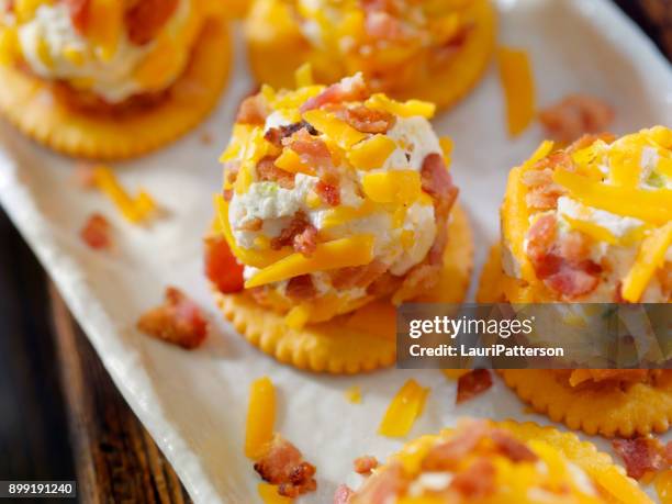 mordedura de bacón y queso cheddar bola de queso con galletas - amuse bouche fotografías e imágenes de stock