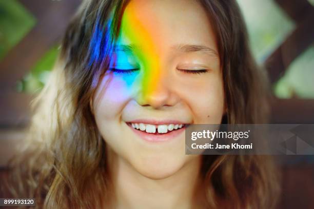 rainbow on face - colorful cd photos et images de collection