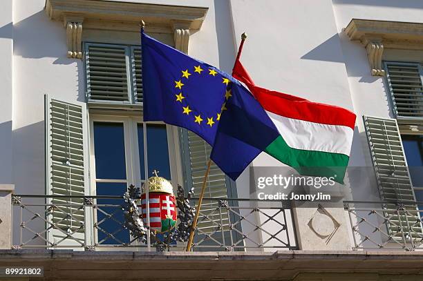 ungarische und europäische union flaggen in budapest - ungarn stock-fotos und bilder