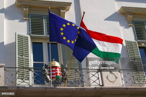 húngaro y banderas de la ue en budapest - hungría fotografías e imágenes de stock