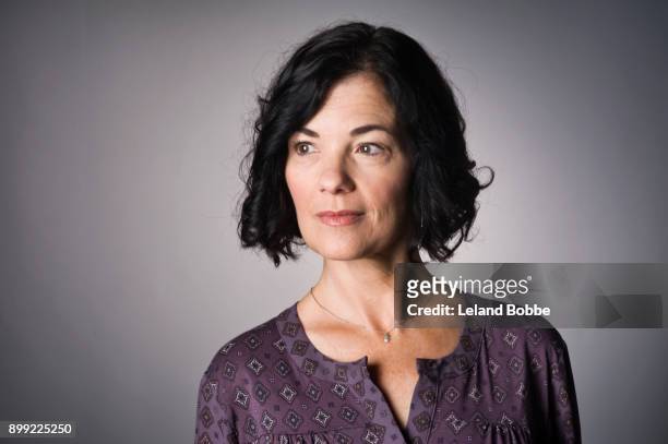 portrait of middle aged woman - purple shirt - fotografias e filmes do acervo