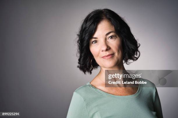 portrait of middle aged woman - black hair stockfoto's en -beelden