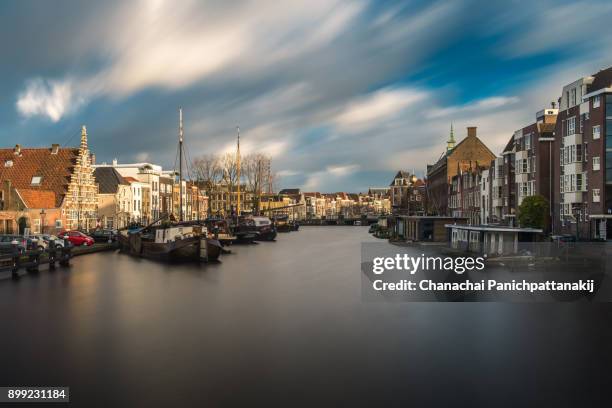 dutch canal houses along galgewater canal in leiden, netherlands - leiden nederland fotografías e imágenes de stock