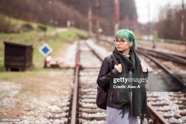 鉄道駅で 10 代の少女 - トリテレイアイキシオイデス ストックフォトと画像