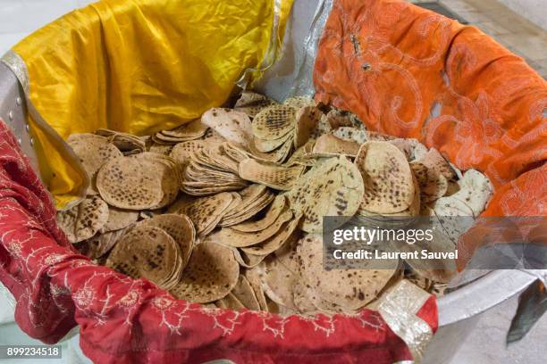 indian naan bread in a big pot with coloured fabrics - laurent sauvel stock pictures, royalty-free photos & images