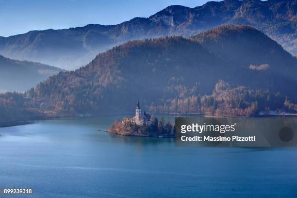 elevated view of lake bled in  slovenia - massimo pizzotti fotografías e imágenes de stock