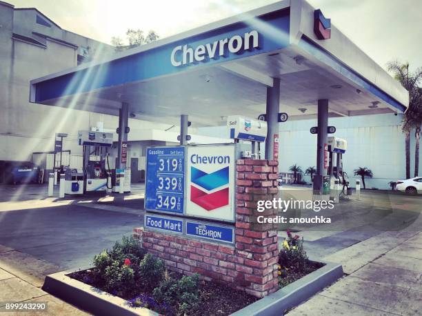 chevron tankstelle mit benzinpreise in santa monica, kalifornien, usa - chevron stock-fotos und bilder