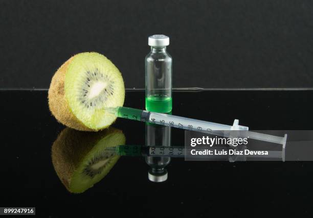 more and more people are using their mobile phones to find genetic experiments with kiwis - conjugação imagens e fotografias de stock