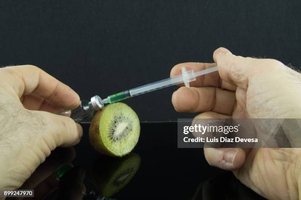 more and more people are using their mobile phones to find genetic experiments with kiwis - conjugação imagens e fotografias de stock