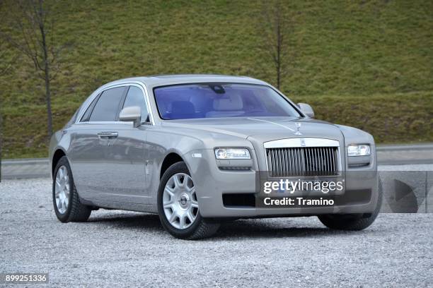 rolls-royce silver ghost extended s’est arrêté sur la route - rolls royce photos et images de collection