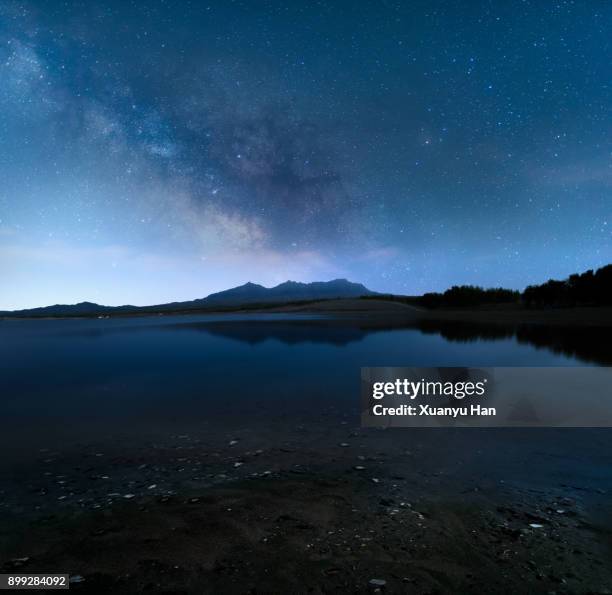 night sky mountain lake and milky way galaxy - dark sky stockfoto's en -beelden