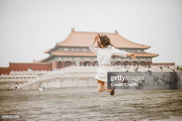 una niña saltando en la ciudad prohibida - pekín express fotografías e imágenes de stock