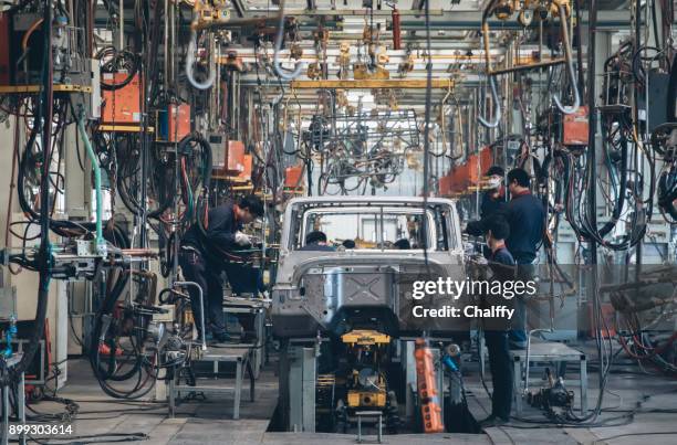 usine automobile de soudage assembler ligne - véhicule motorisé photos et images de collection