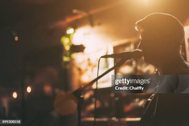 sänger auf einer bühne - acoustic guitar stock-fotos und bilder