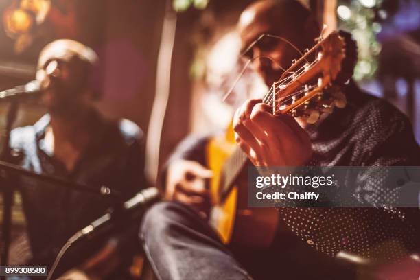 muzikanten op een podium - gitaar stockfoto's en -beelden