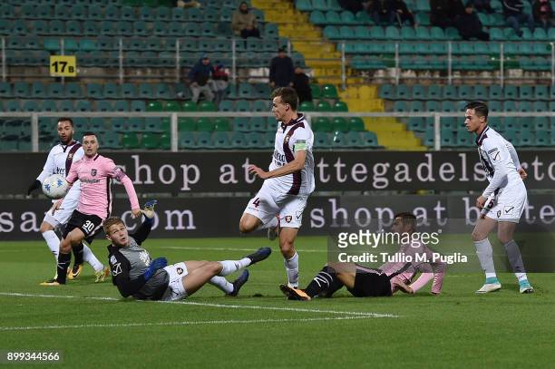 Ivaylo Chochev of Palermo scores the opening goal during the Serie B match between US Citta di Palermo and US Salernitana on December 28, 2017 in...