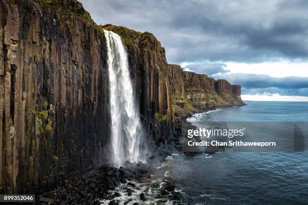 kilt rock and mealt falls , isle of skye, scotland, uk. - schotland stockfoto's en -beelden