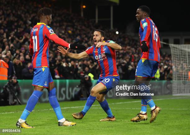 Andros Townsend of Crystal Palace celebrates as he scores their first and equalising goal with team mates Wilfried Zaha and Jeffrey Schlupp during...