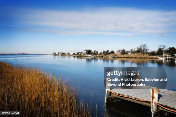 boat dock and oak island, babylon, long island, ny - fire eiland kustgebied stockfoto's en -beelden