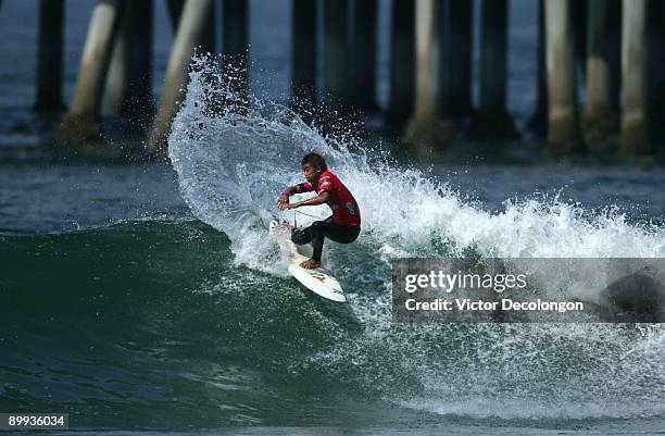 Keito Matsuoka turns off the top in Heat 7 of the Round of 64 of the Nike 6.0 Pro Junior Men's Grade 2 event as part of the 2009 Hurley U.S. Open of...