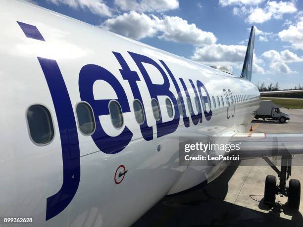 las operaciones de tierra de jetblue y embarque en el aeropuerto owen roberts de gran caimán islas - jetblue airways fotografías e imágenes de stock