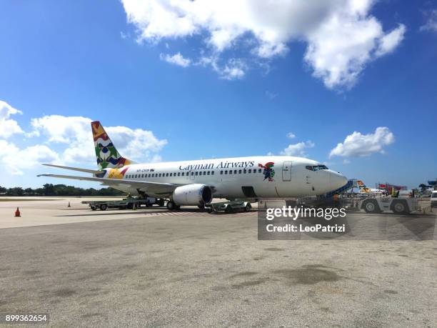 cayman airways des opérations terrestres et embarquement à l’aéroport d’aéroport international owen roberts dans grand cayman islands - piste daéroport photos et images de collection