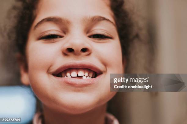 sorriso de criança (5-6) - onebluelight - fotografias e filmes do acervo