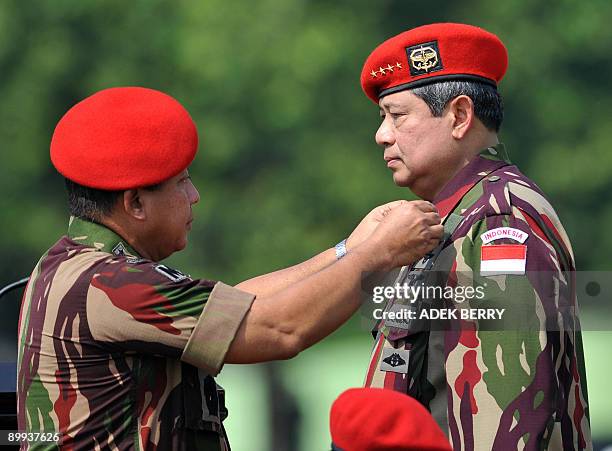 Indonesian Army Chief Agustadi Sasongko Purnomo awards the brevet making Indonesian President Susilo Bambang Yudhoyono an honorary member of the...