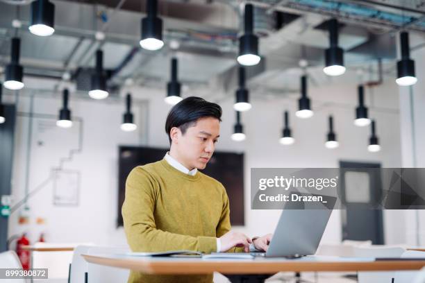 geschäftsmann, antworten auf e-mails in coworking-hub in taiwan - taiwanesischer abstammung stock-fotos und bilder