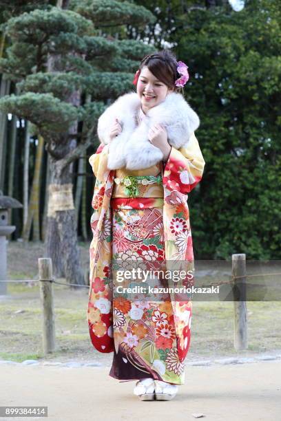 schöne frauen in traditionellen japanischen kimono - kazunoriokazaki stock-fotos und bilder