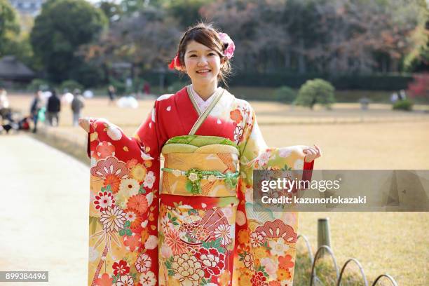 schöne frauen in traditionellen japanischen kimono - kazunoriokazaki stock-fotos und bilder