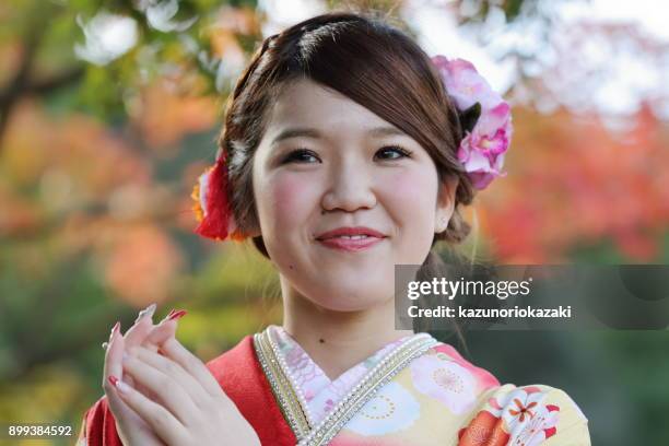 schöne frauen in traditionellen japanischen kimono - kazunoriokazaki stock-fotos und bilder