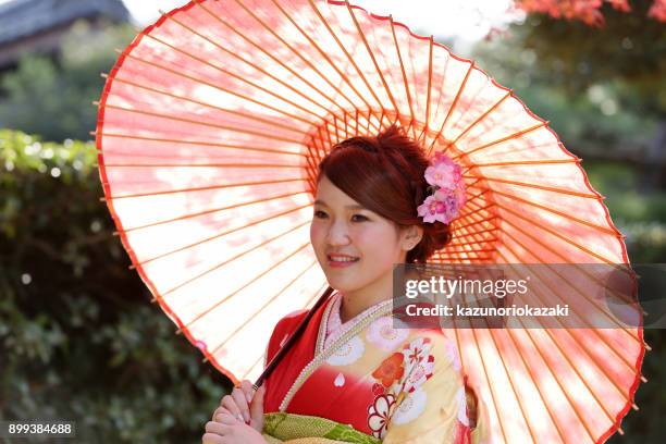 schöne frauen in traditionellen japanischen kimono - kazunoriokazaki stock-fotos und bilder