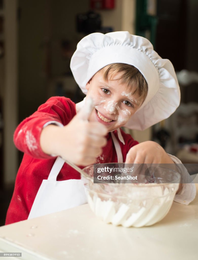 Kleine Köchin in der Küche