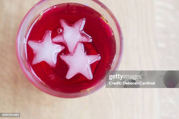 star shaped ice cubes - black currant stockfoto's en -beelden