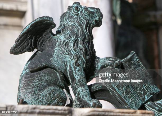 leeuw van san marco op de campanile, venetië - gospel stockfoto's en -beelden