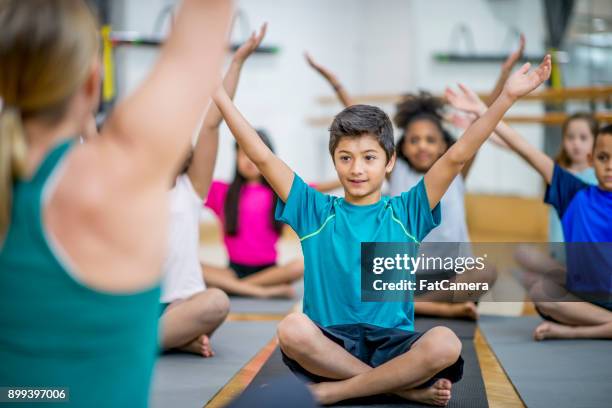 folgen sie des lehrers - children yoga stock-fotos und bilder