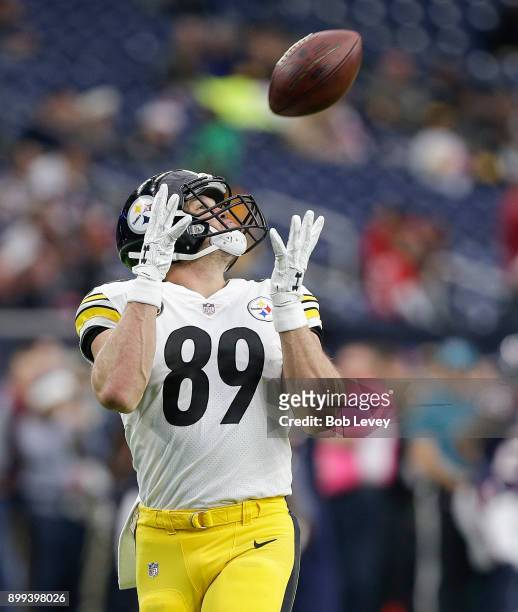 Vance McDonald of the Pittsburgh Steelers catches a pass during warm ups at NRG Stadium on December 25, 2017 in Houston, Texas. The Pittsburgh...