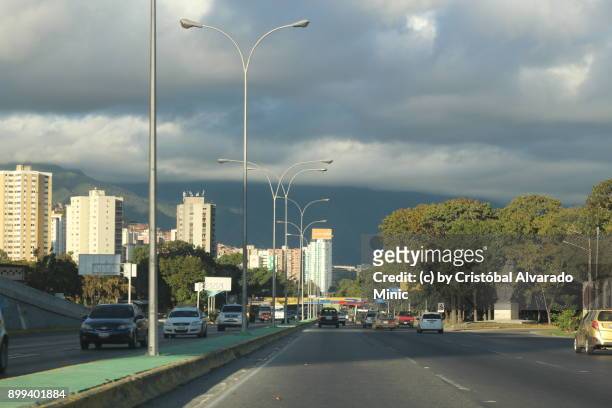 venezuela, caracas, valle-coche highway - coche stock-fotos und bilder