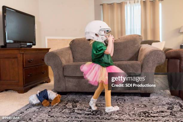 cc-kraft2-gameday - toddler girl dress stockfoto's en -beelden