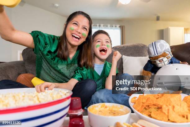 cc-kraft2-gameday - mother and child snacking stockfoto's en -beelden