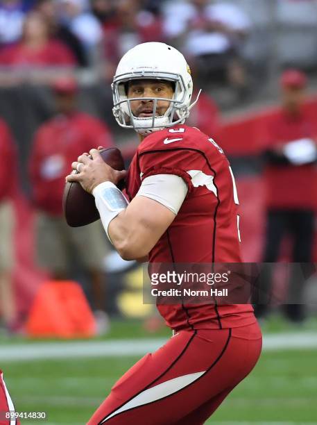 Drew Stanton of the Arizona Cardinals looks to throw the ball against the New York Giants at University of Phoenix Stadium on December 24, 2017 in...