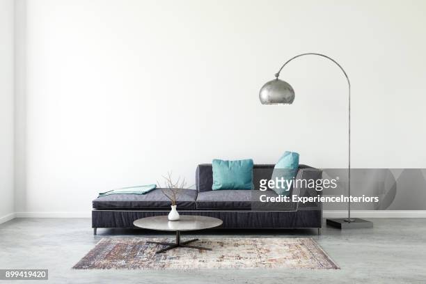sofá color pastel con plantilla de pared en blanco - lámpara eléctrica fotografías e imágenes de stock