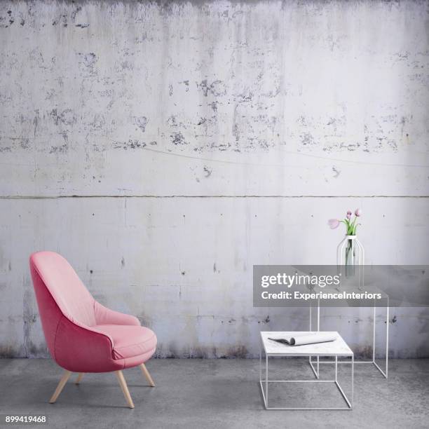 pastell farbigen sessel mit couchtisch, blumen und leeren wandschablone - pink wall stock-fotos und bilder