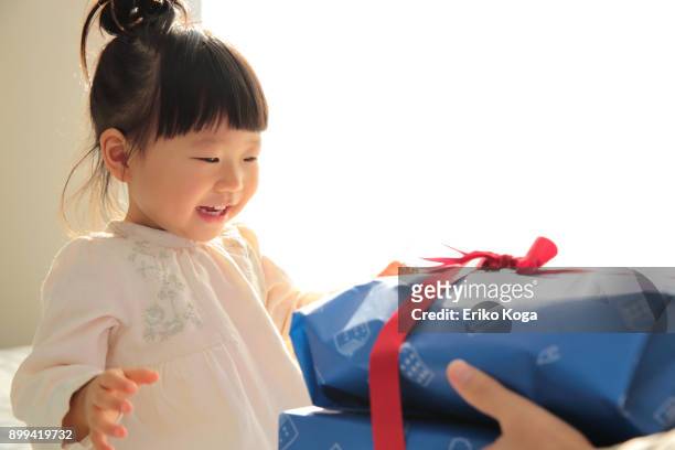father giving present to daughter - kids birthday present stock pictures, royalty-free photos & images