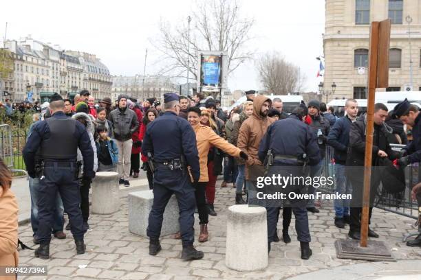 security on christmas day-notre dame cathedral-paris - paris police stock pictures, royalty-free photos & images